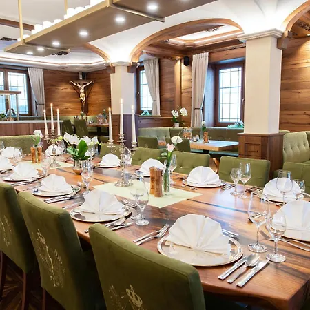 מלון Wellness-hotel Adler 2*